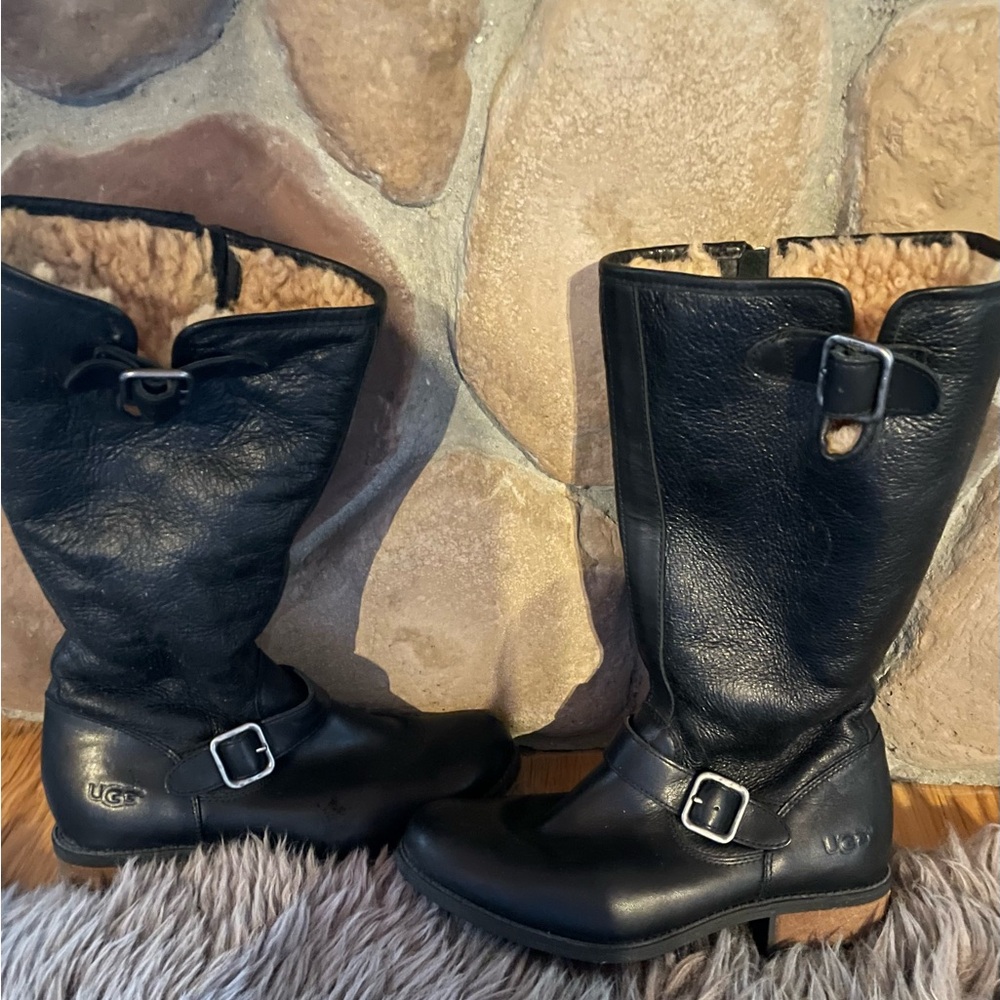 UGG S/N 1009211 Black cozy zip up boots